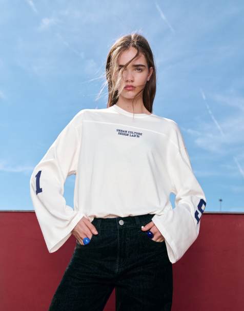 Pull&Bear Langarmshirt mit Grafik- und Nummernprint in Ice - view 1