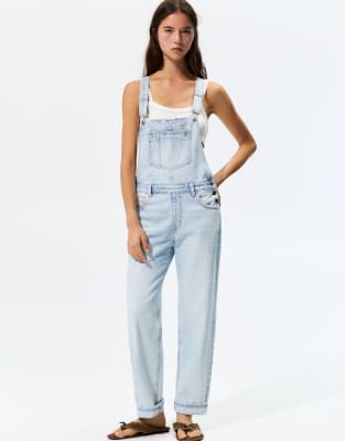 Pull & Bear - Lange Jeans-Latzhose in Blassblau