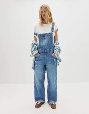 Pull & Bear - Lange Jeans-Latzhose in Mittelblau