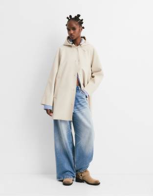 Pull & Bear - Langer, gummierter Regenmantel in Beige-Neutral