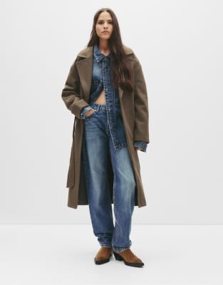 Pull & Bear - Langer Mantel in Maulwurfbraun mit Bindegürtel-Brown