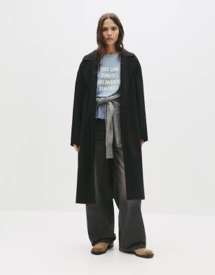 Pull & Bear - Langer Mantel in Schwarz mit Bindegürtel