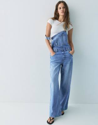 Pull & Bear - Langes Jeans-Latzhose in Mittelblau