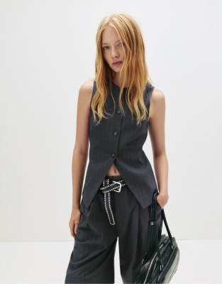 Pull & Bear - Langes Trägertop in Grau mit Nadelstreifen