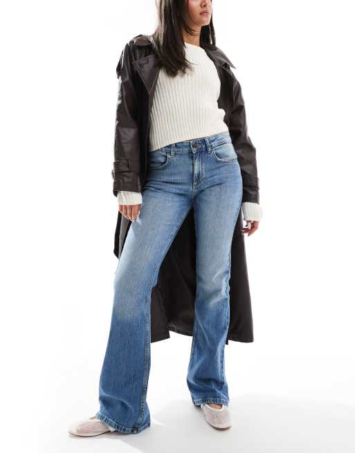Pull&Bear - Lavtaljede bootcut-jeans i autentisk, mellemblå vask