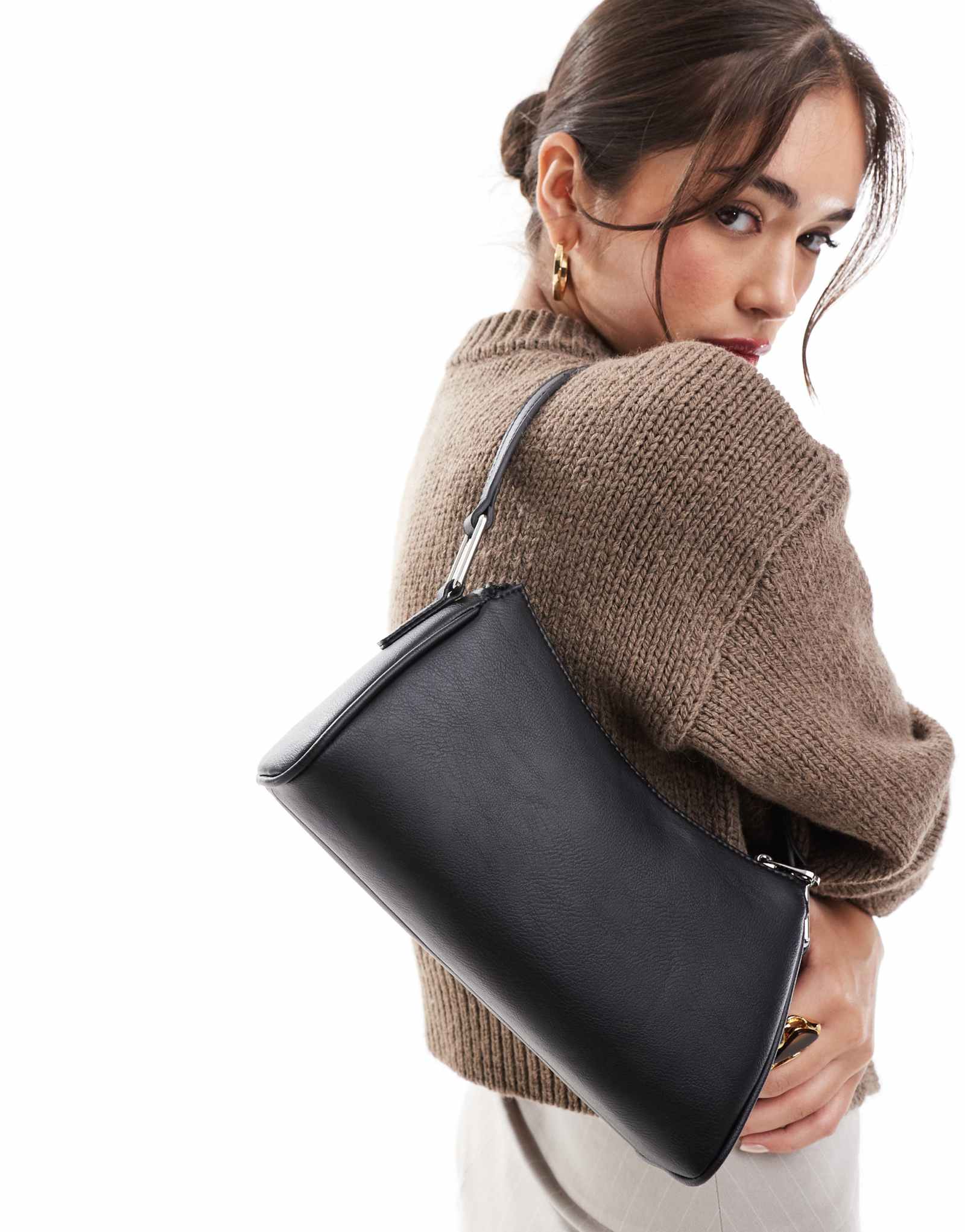 Сумка-бочкообразная через плечо из кожи Pull-Bear черного цвета 5190₽