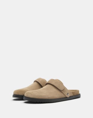 Pull & Bear - Leder-Clogs in Sand mit verstellbarem Riemen-Bunt