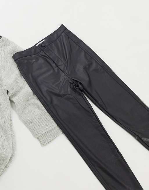 Pull&Bear - Legging en imitation cuir avec devant boutonné - Noir