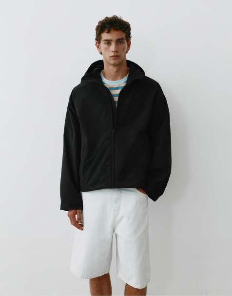 Pull&Bear – Leichte Regenjacke in Schwarz mit Kapuze - view 1