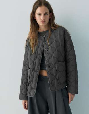 Pull & Bear - Leichte, wattierte Jacke in Grau