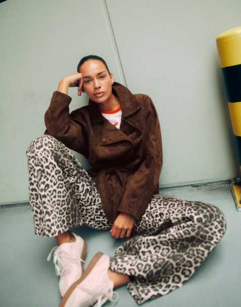 Pull&Bear Leopard print baggy jeans in brown - view 1