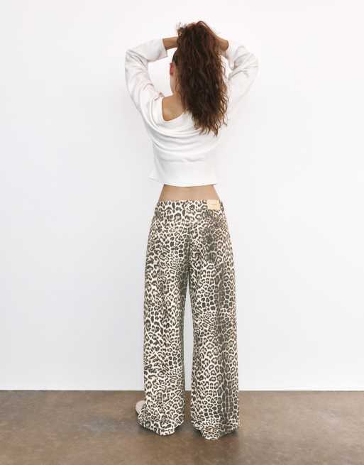 Pull&Bear Leopard print baggy jeans in brown, 2 of 7