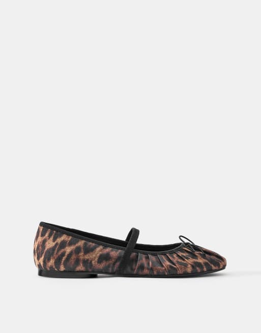 Pull&Bear Leopard print ruched ballet pumps in leopard, 2 of 5