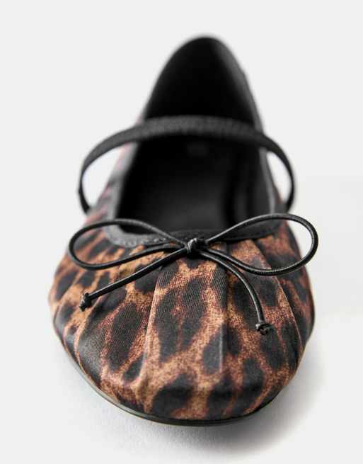 Pull&Bear Leopard print ruched ballet pumps in leopard, 4 of 5
