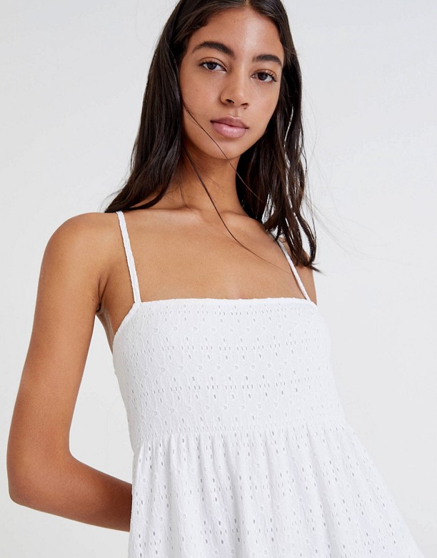  Nowy Najlepszy Pull&Bear – Letnia haftowana sukienka na ramiączkach, w kolorze białym Biały