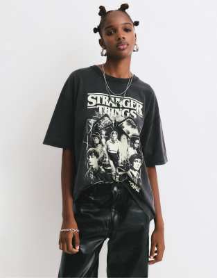 Pull & Bear - Leuchtendes „Stranger Things"-T-Shirt in verwaschenem Schwarz-Grau