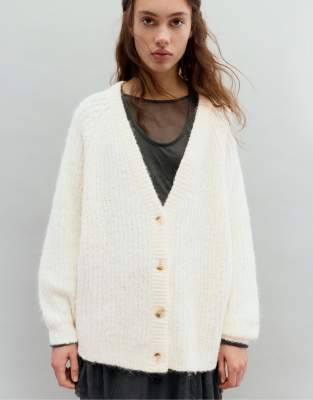 Pull & Bear - Links gestrickte Strickjacke in Beige-Neutral