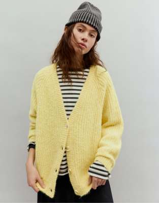 Pull & Bear - Links gestrickte Strickjacke in Gelb