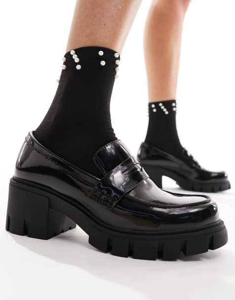 Pull&Bear – Loafer in schwarzer Lackoptik mit Absatz - view 1
