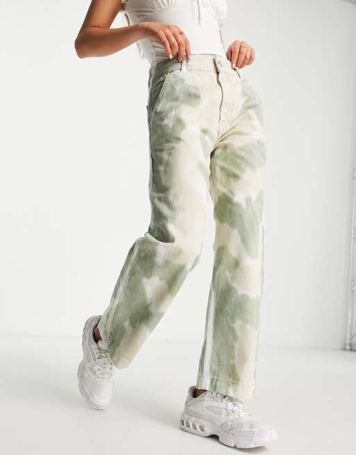 Pull&Bear – Locker geschnittene Jeans mit weitem Bein in Grün mit Batikmuster