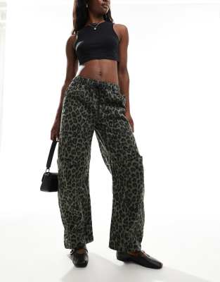 Pull & Bear - Lockere, weite Jeans in Khaki mit Leopardenmuster-Braun