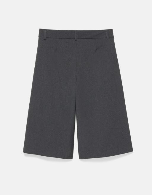 Pull&Bear maßgeschneiderte Bermudashorts mit Falten in Dunkelgrau, 7 von 7