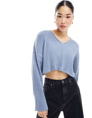 Pull&Bear - Maglione corto blu a coste con scollo a V