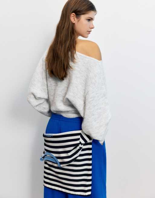 Pull&Bear maglione regular fit con scollo a barchetta grigio chiaro in lana, 2 di 7