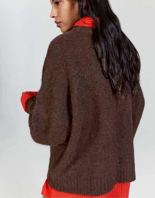 Pull&Bear maglione regular fit con scollo a barchetta marrone, 3 di 7