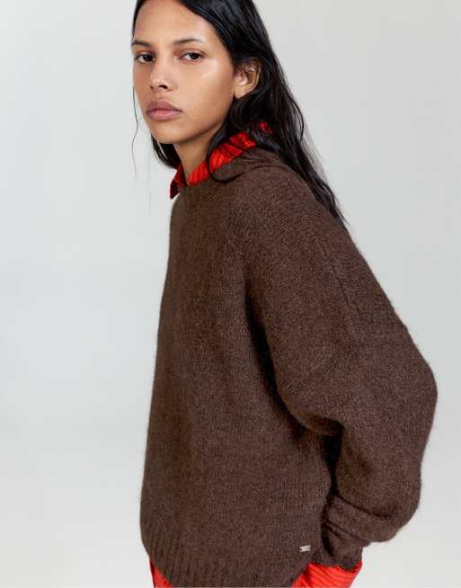 Pull&Bear maglione regular fit con scollo a barchetta marrone, 4 di 7