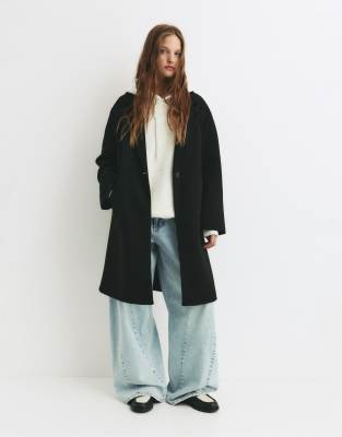 Pull & Bear - Mantel in Schwarz mit Filzstruktur und Knopfverschluss