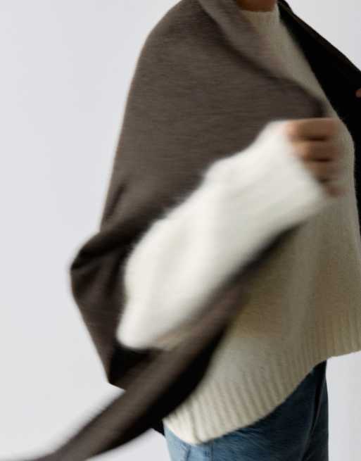 Pull&Bear mantella triangolare in maglia fine marrone in lana, 3 di 5