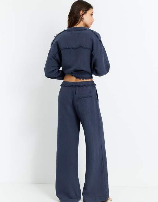 Pull&Bear – Marinblå, krinklade byxor med vida ben, 2 av 4