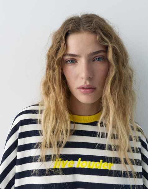 Pull&Bear – Marinblå t-shirt med kontrastfärgade ränder - view 1