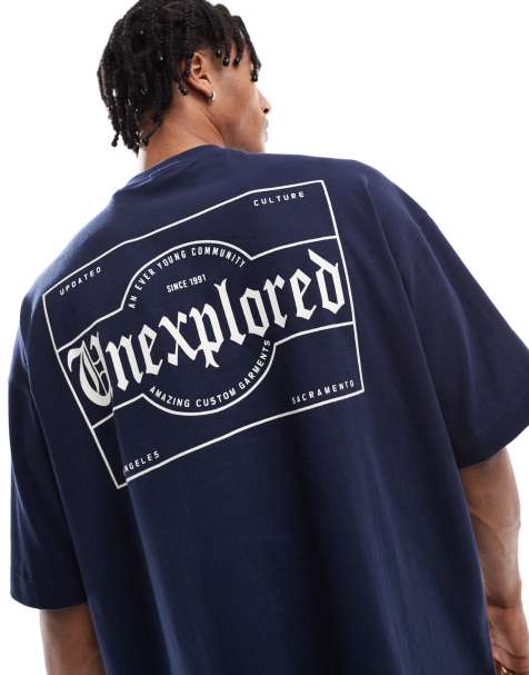 Pull&Bear - Marineblå T-shirt med 'Unexplored'-grafik på ryggen - view 1