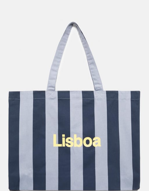 Pull&Bear - Maxi borsa a righe color blu pallido con scritta Lisboa