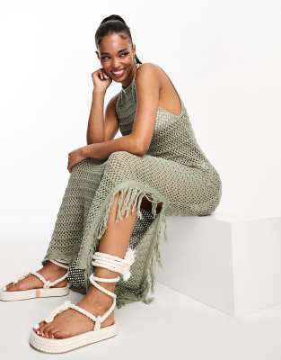Pull&Bear – Maxi-Häkelkleid in hellem Khaki mit Fransen und Schlitz