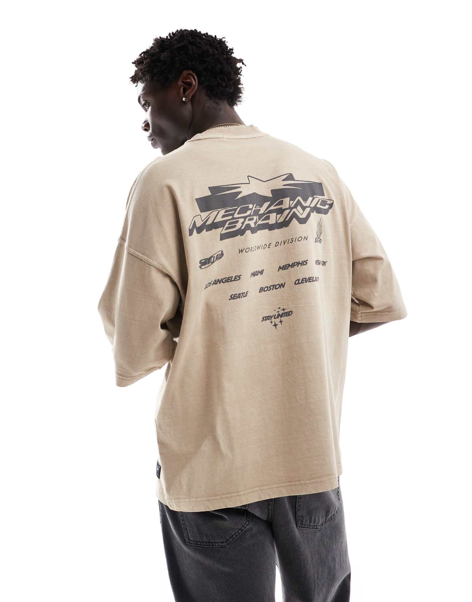 Футболка с принтом Pull-Bear mechanic brain цвета экрю 4190₽