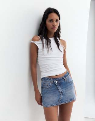 Pull&Bear – Mellanblå skort i denim med korsad design — kjol med fickor från ASOS