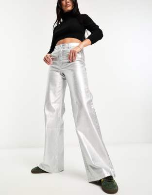 Pull & Bear - Metallic-Jeans in Silber-Optik mit weitem Bein