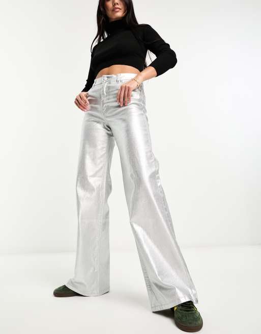 Pull&Bear – Metallic-Jeans in Silber-Optik mit weitem Bein