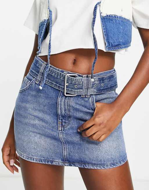 Pull&Bear - Micro minirok van denim met lage taille en riem in blauw