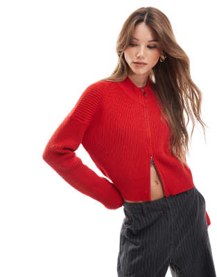 Pull & Bear - Micro-Strickjacke in Rot mit Reißverschluss