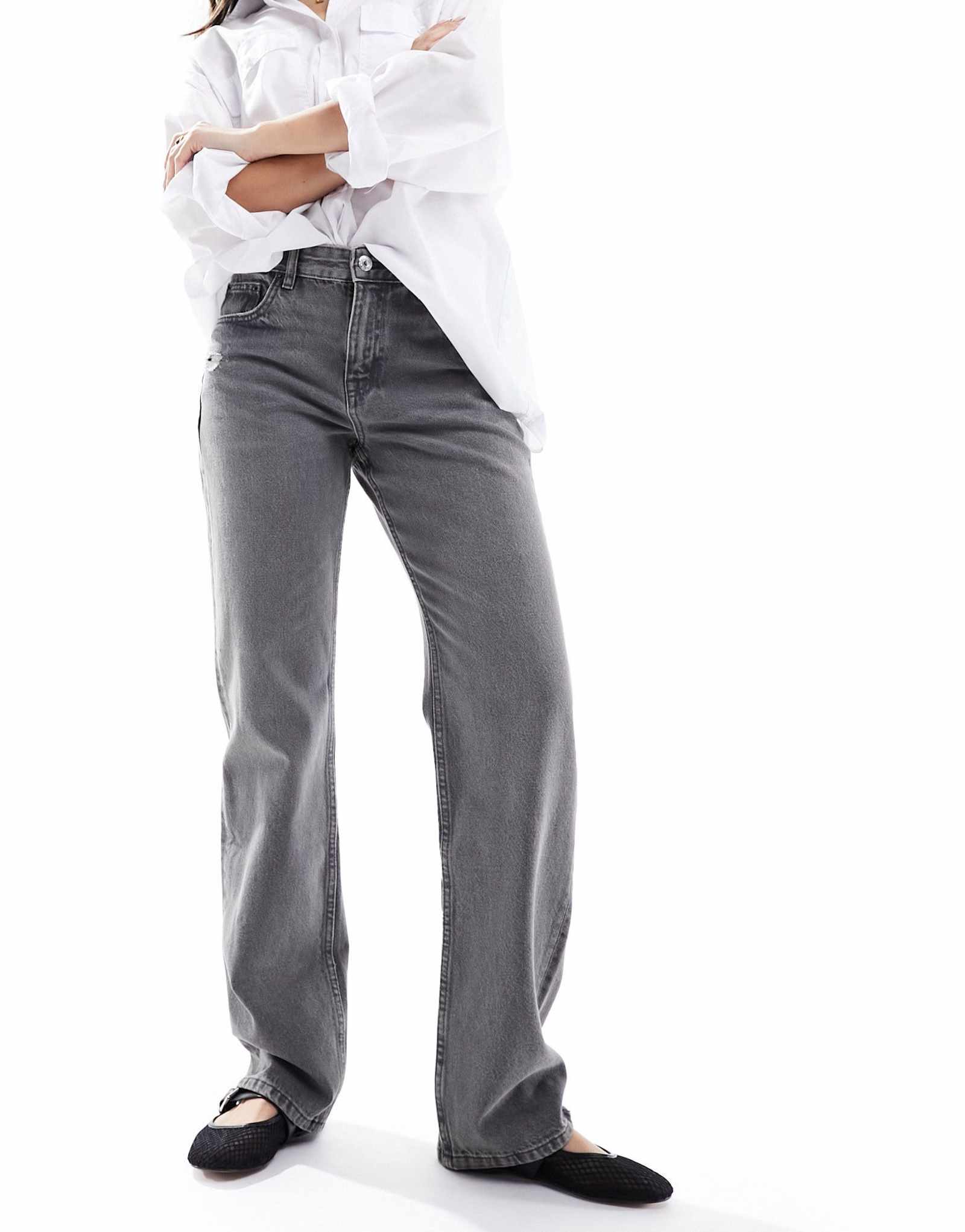 Джинсы с прямыми штанинами Pull-Bear средней посадки серого цвета 8290₽