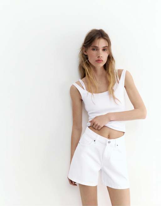 Pull&Bear Mid-waist denim bermuda shorts in white, 2 of 4