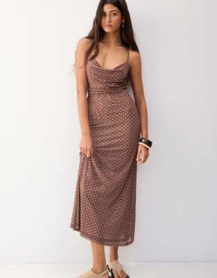 Pull & Bear - Midikleid aus Tüll in Braun mit Punktemuster