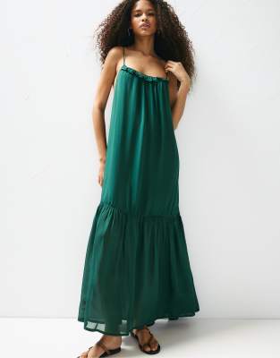 Pull & Bear - Midikleid in Grün mit perlenbesetzten Trägern