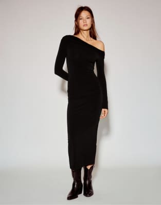 Pull & Bear - Midikleid in Schwarz mit Carmen-Ausschnitt