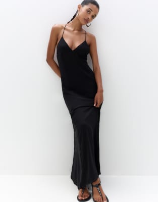 Pull & Bear - Midikleid in Schwarz mit Rückenausschnitt