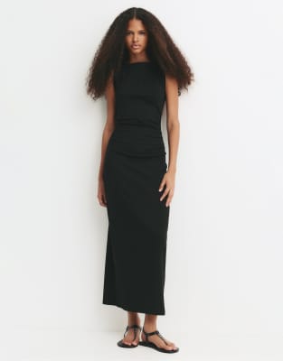 Pull & Bear - Midikleid in Schwarz mit Rückenausschnitt